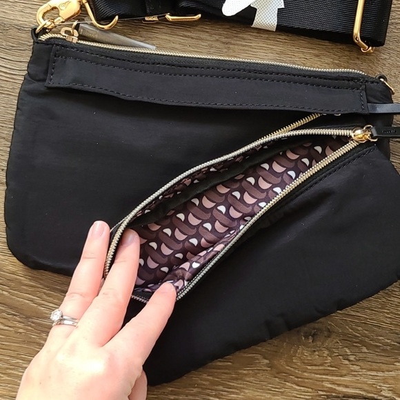 :: Stella & Dot 4-in-1 Zip-it Convertible Crossbody/Belt/Fanny Bag Black & Gold - Picture 6 of 11